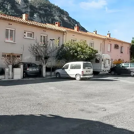 Cosy A Sirach Avec Vue Sur La Montagne 44 M² アパート Ria