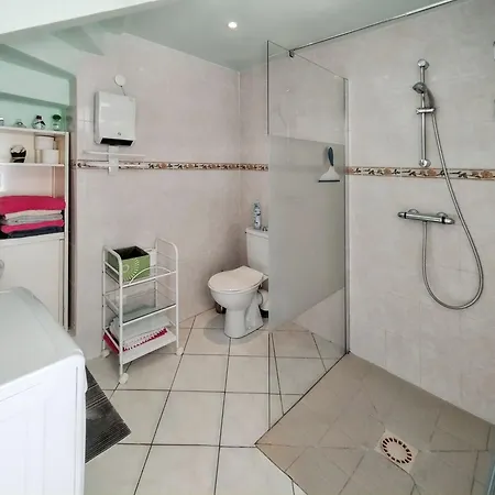 Cosy A Sirach Avec Vue Sur La Montagne 44 M² アパート