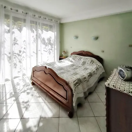 Cosy A Sirach Avec Vue Sur La Montagne 44 M² アパート *